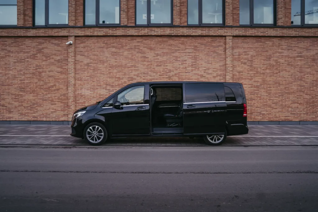 Mercedes Benz V Klasse Limousine Köln Seitenansicht Türen offen